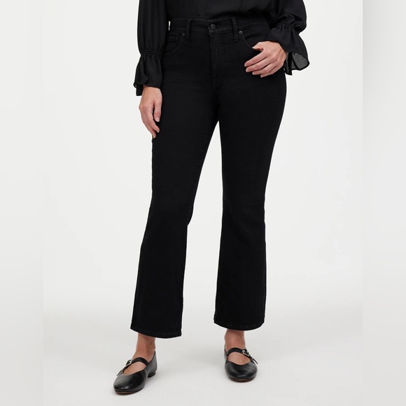 Madewell Curvy Kick Out Crop Jean in black Rinse Wash - Picture 2 of 14